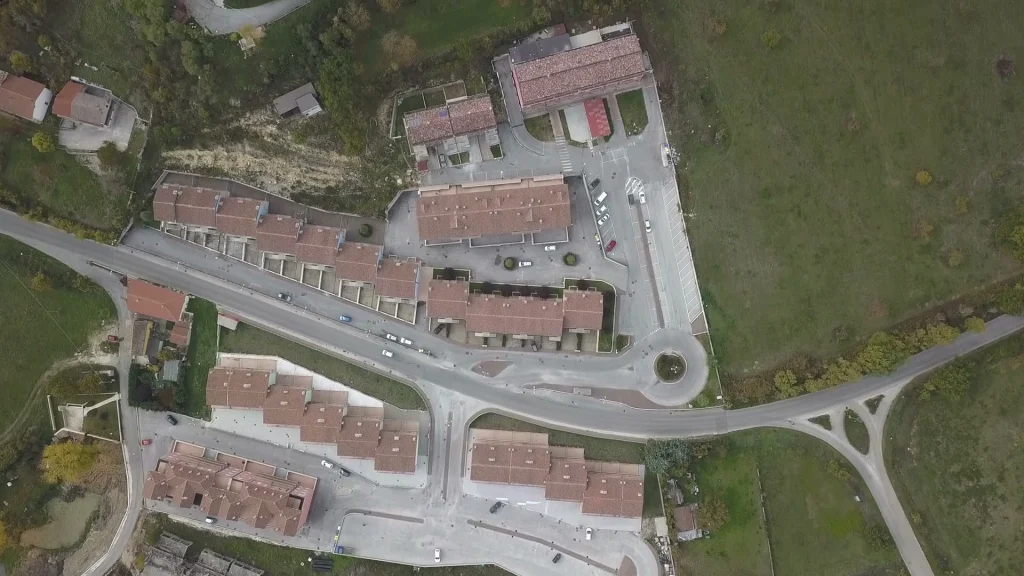 Vista zenitale del complesso con strade, parcheggi e aree verdi