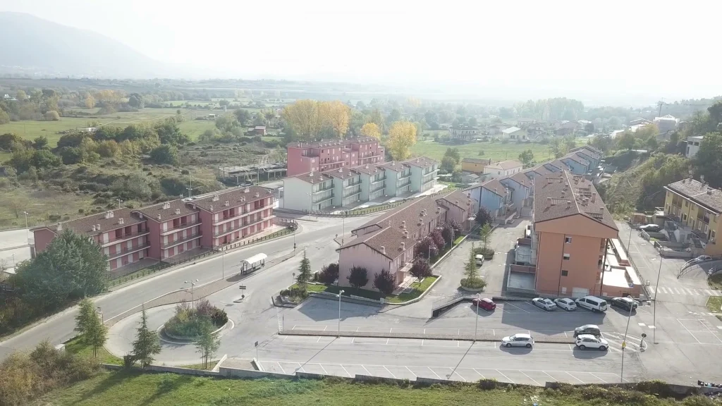 Il complesso visto dall'alto con la valle e le montagne sullo sfondo